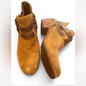 UGG 7.5 Stylish Tan Suede Ankle Boots